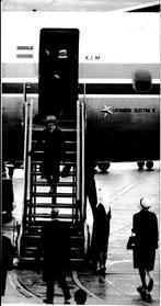Persfoto Prinses Irine verlaat Lockheed vliegtuig Schiphol, Verzenden, Zo goed als nieuw, Kaart, Foto of Prent
