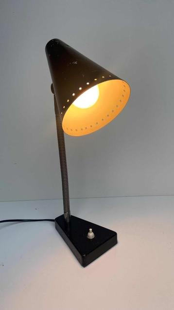 Vintage Zwart metalen tafel lamp met een zwanen nek.
