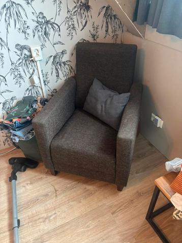 2 mooie bruine stoffen stoelen beschikbaar voor biedingen