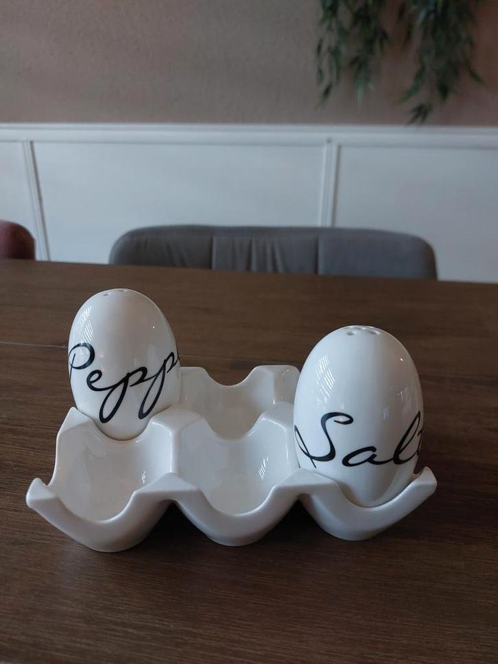 Riviera Maison peper en zout set met eierhouder, Huis en Inrichting, Keuken | Servies, Gebruikt, Overige typen, Ophalen of Verzenden