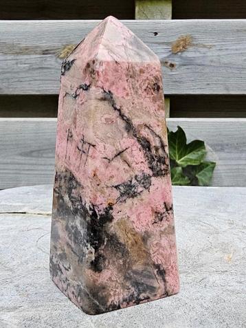 Mooie rhodoniet toren beschikbaar voor biedingen