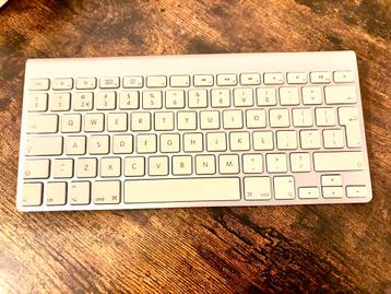 Apple magic draadloos toetsenbord met gratis standaard beschikbaar voor biedingen