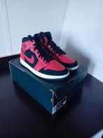 Nike Air Jordan 1 mid reverse bred 44, Zwart, Nieuw, Ophalen of Verzenden, Sneakers of Gympen