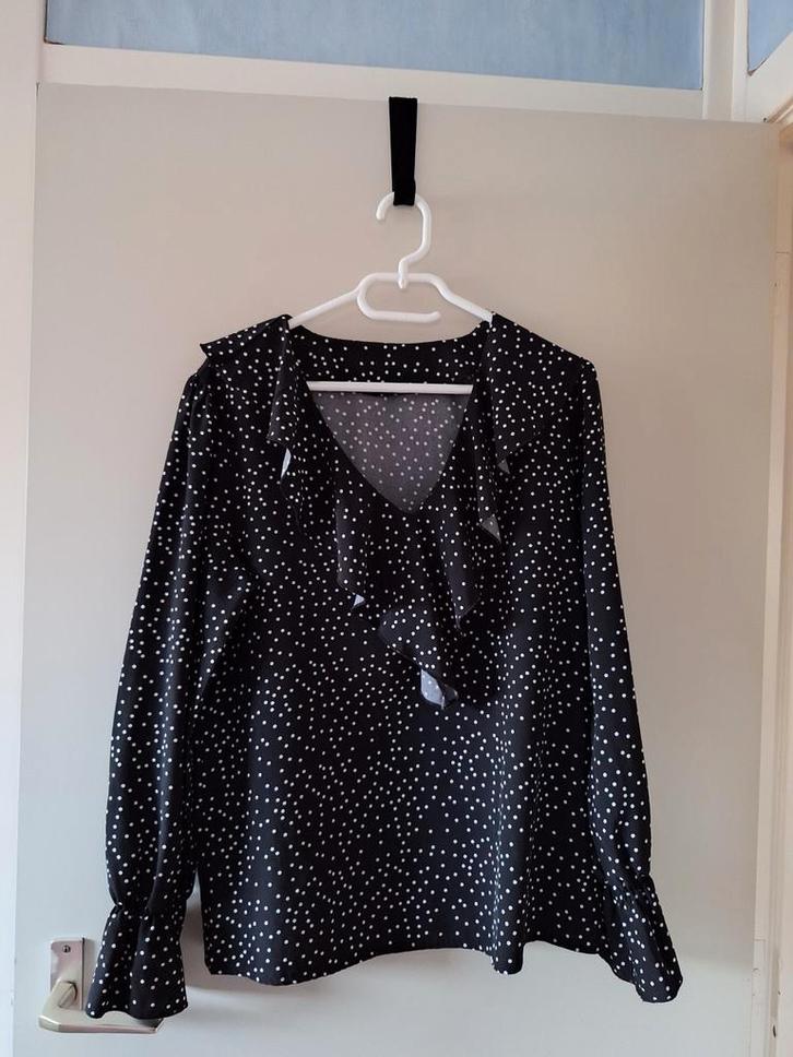 Zwarte blouse met stippen - Maat M, Kleding | Dames, Blouses en Tunieken, Zo goed als nieuw, Maat 38/40 (M), Zwart, Ophalen of Verzenden