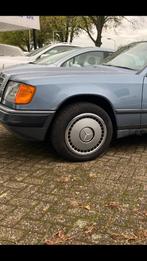 Gezocht rechte voorscherm  w124, Ophalen, Gebruikt, Mercedes-Benz, Spatbord