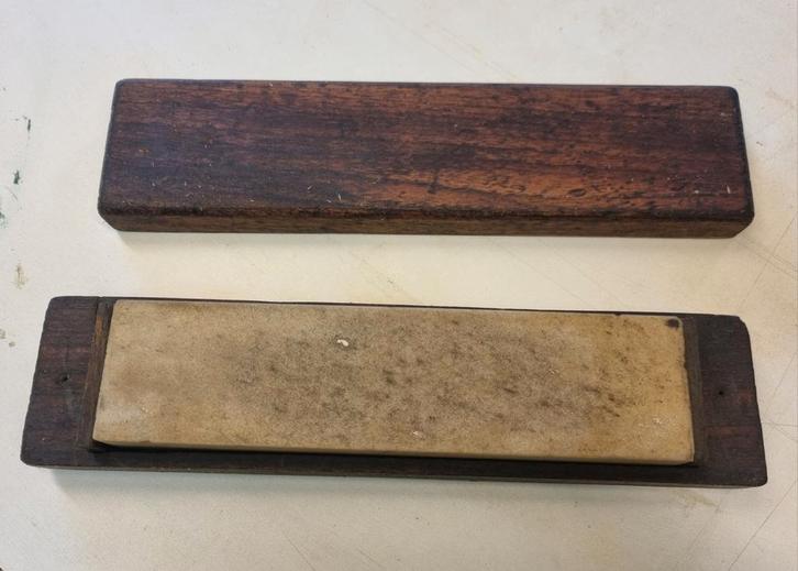 Washita Wetsteen in Houten Houder, Antiek en Kunst, Antiek | Gereedschap en Instrumenten, Ophalen of Verzenden