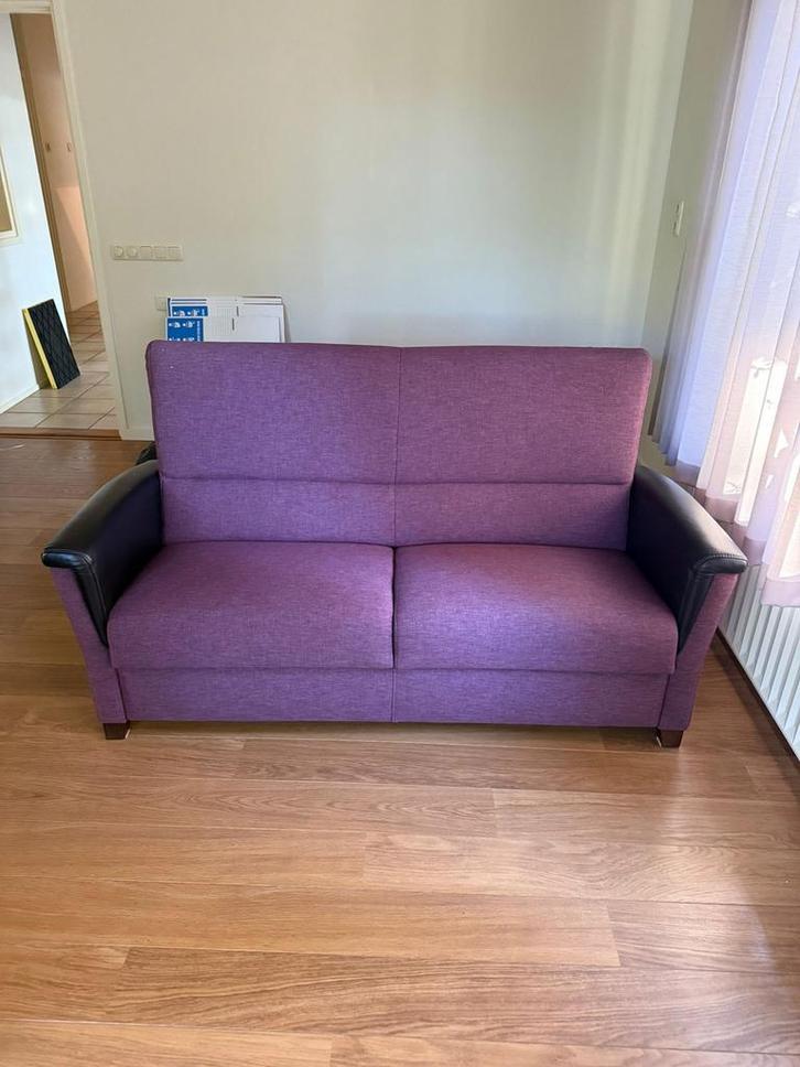 Paarse 2-zits bank met lederen armleuningen, Huis en Inrichting, Banken | Sofa's en Chaises Longues, Gebruikt, Tweepersoons, 150 tot 200 cm