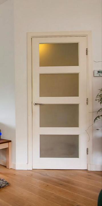 Massief houten binnendeur met glas beschikbaar voor biedingen