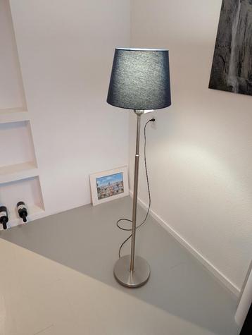 Staande lamp met belichting beschikbaar voor biedingen