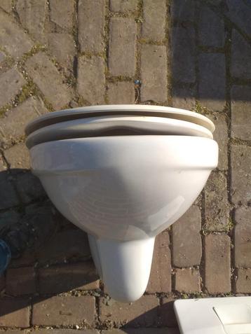 Wandtoilet pot met bril en deksel beschikbaar voor biedingen