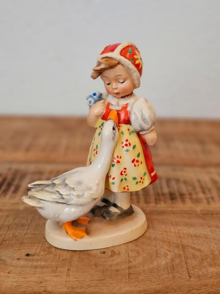 Goebel Hummel 842 Meisje met Zwaan (beschadigd), Antiek en Kunst, Antiek | Keramiek en Aardewerk, Ophalen of Verzenden