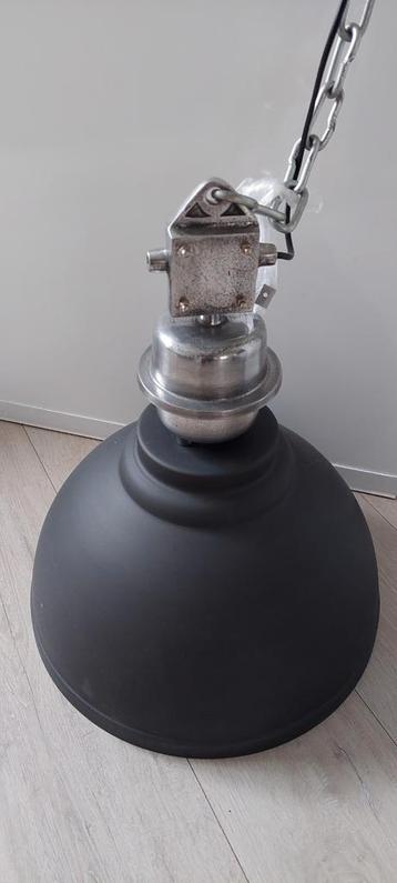 Stoere industriële hanglamp beschikbaar voor biedingen