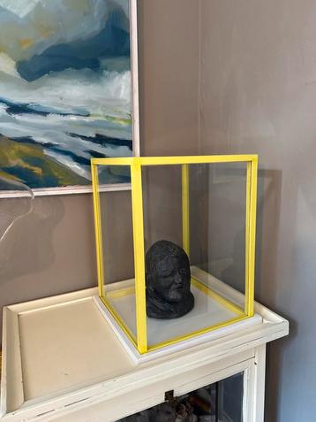 Gele Vitrinekast met Wit Onderblad beschikbaar voor biedingen