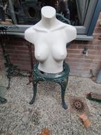 Vintage Mannequin Torso op Groene Tuinstoel, Ophalen of Verzenden