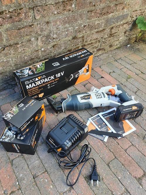 Nieuwe  Reciprozaag met Lader en Accu € 100,00, Doe-het-zelf en Verbouw, Gereedschap | Handgereedschap, Ophalen of Verzenden