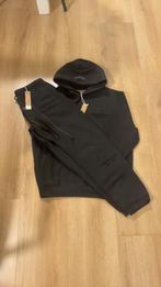 Essentials trainingspak maat M voor maar €129.99, Kleding | Heren, Truien en Vesten, Ophalen of Verzenden, Zo goed als nieuw, Zwart
