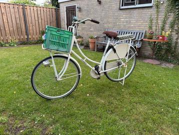 Witte damesfiets met krat – €50 beschikbaar voor biedingen