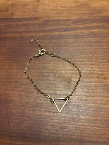 Gouden armband met driehoek beschikbaar voor biedingen