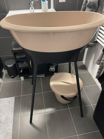 Luma babybadje met babyzitje/emmer en thermometer beschikbaar voor biedingen