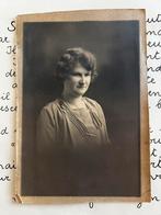Oude foto - Dame, Verzamelen, Foto's en Prenten, Gebruikt, Foto, Ophalen of Verzenden, Voor 1940