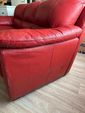 Leren rode bank GRATIS beschikbaar voor biedingen