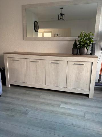 Dressoir beschikbaar voor biedingen