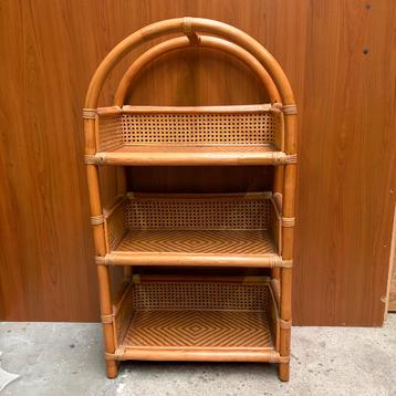 Vintage rotan kast beschikbaar voor biedingen