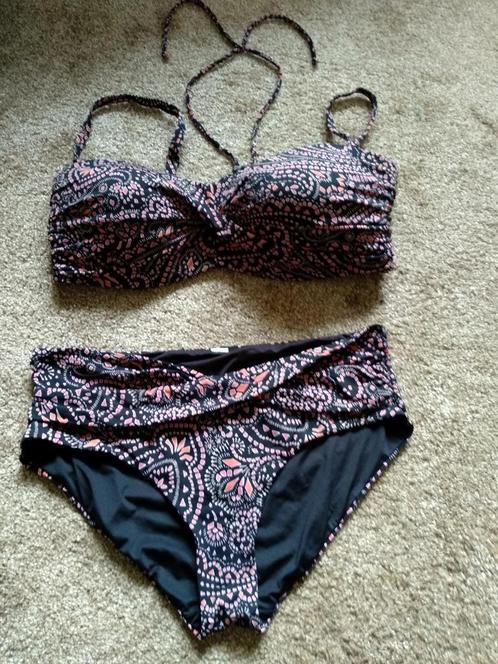 Bikini Triumph maat M/L gekleurd zwart roze, Kleding | Dames, Badmode en Zwemkleding, Gedragen, Bikini, Zwart, Ophalen of Verzenden