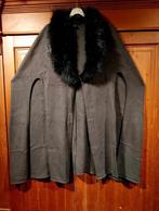 zeer mooie grijze poncho met zwarte bontkraag One Size, Ophalen of Verzenden, Nieuw, Grijs, Trui of Vest