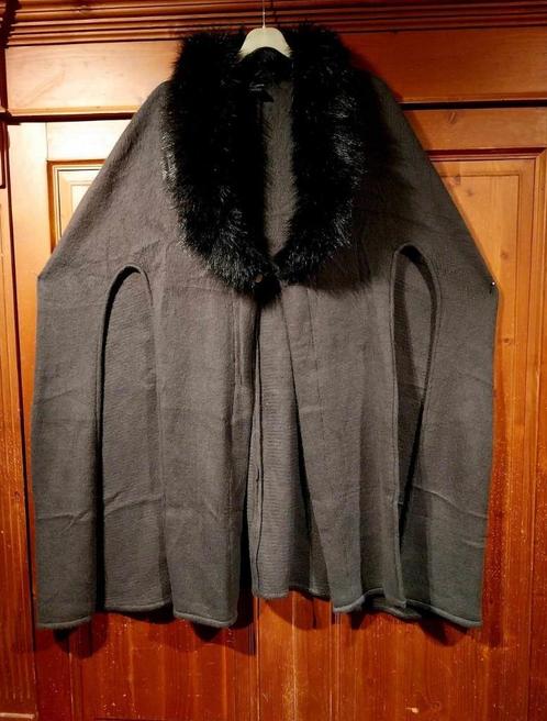 zeer mooie grijze poncho met zwarte bontkraag One Size, Kleding | Dames, Grote Maten, Nieuw, Trui of Vest, Grijs, Ophalen of Verzenden