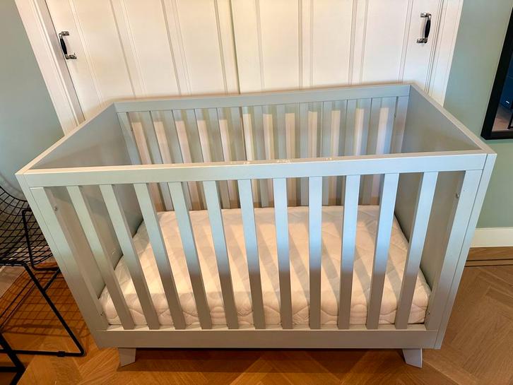 Ledikant babybed ‘Anouk’ lichtblauw + matras ‘Superieur’, Kinderen en Baby's, Babywiegjes en Ledikanten, Zo goed als nieuw, Ledikant