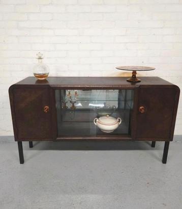 Vintage dressoir met glazen schuifdeurtjes beschikbaar voor biedingen