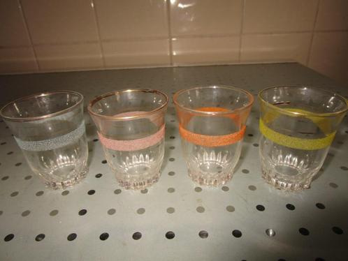 Vier borrelglaasjes set 2 jaren 50., Verzamelen, Glas en Borrelglaasjes, Zo goed als nieuw, Borrel- of Shotglas, Ophalen of Verzenden