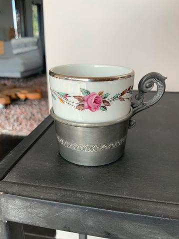 Vintage koffiekopje met porseleinen beker en tinnen houder beschikbaar voor biedingen