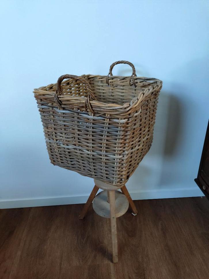 Stevige rieten mand met 2 hengsels, Huis en Inrichting, Woonaccessoires | Schalen en Manden, Zo goed als nieuw, Mand, Vierkant