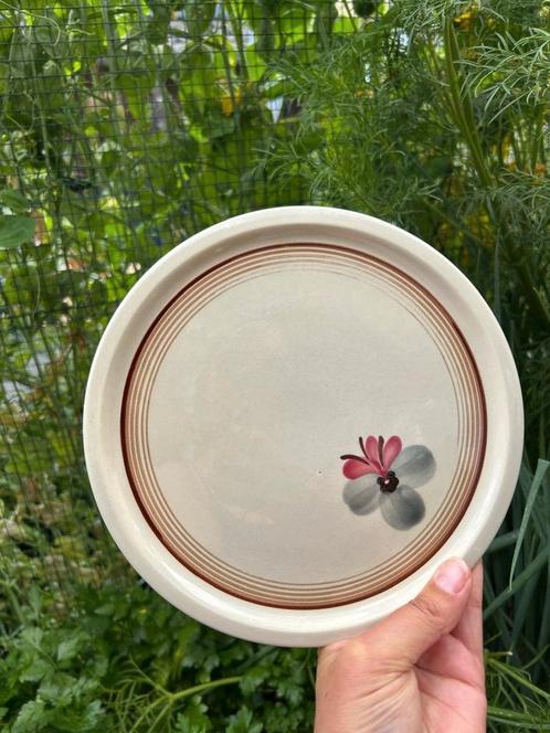 Retro bord met viool crème bruin grijs roze, Huis en Inrichting, Keuken | Servies, Zo goed als nieuw, Bord(en), Overige stijlen