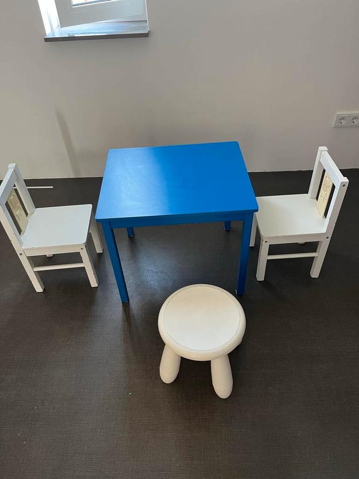 Kinderzitje: Tafel, stoelen en krukje, Kinderen en Baby's, Kinderkamer | Tafels en Stoelen, Gebruikt, Tafel(s) en Stoel(en), Ophalen
