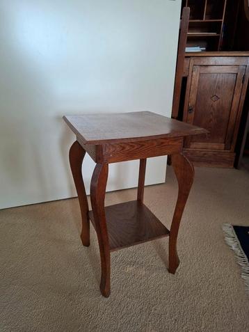 Houten bijzettafel met sierlijke poten beschikbaar voor biedingen
