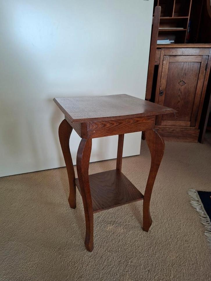 Houten bijzettafel met sierlijke poten, Huis en Inrichting, Tafels | Bijzettafels, Gebruikt, Vierkant, 45 tot 60 cm, Minder dan 55 cm