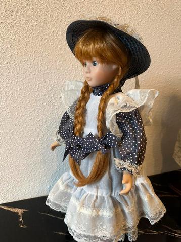 Pop “Imogen” The Promenade Collection (op standaard) beschikbaar voor biedingen