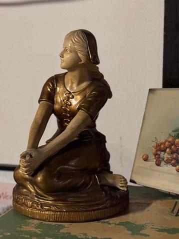 Beeld “ Terracotta”van Jonge vrouw beschikbaar voor biedingen
