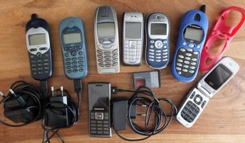 8 oude mobiele telefoons/verschillende merken + en - oplader beschikbaar voor biedingen