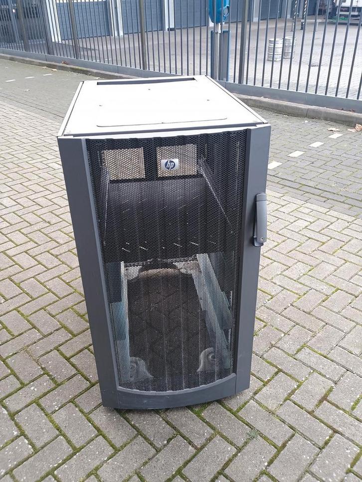 HP 22U Serverrack - Stevig, met Legplanken!, Computers en Software, Serverkasten, Gebruikt, Geperforeerd, Geperforeerd, Ophalen