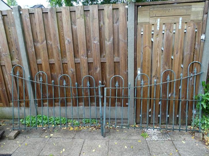 Vintage hekwerk poort; 2 poorten en 2 stuk hekwerken, Tuin en Terras, Tuinhekken en Hekwerk, Gebruikt, Sierhekwerk, IJzer, Met poort