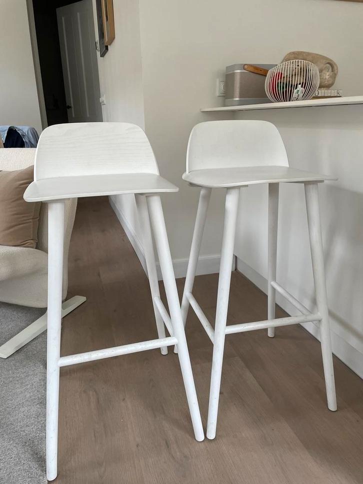 Muuto Nerd Barkrukken (2x) - Wit, 75cm, Huis en Inrichting, Barkrukken, Gebruikt, 60 tot 90 cm, Hout, 2 krukken, Met voetsteun