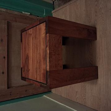 Houten tafeltje beschikbaar voor biedingen