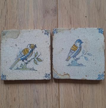 Twee, gekleurde antieke tegels, vogels, 17e eeuw beschikbaar voor biedingen