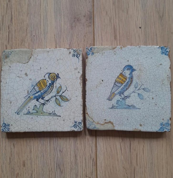 Twee, gekleurde antieke tegels, vogels, 17e eeuw, Antiek en Kunst, Antiek | Wandborden en Tegels, Ophalen of Verzenden