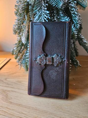 Antieke Bijbel 1881 met Zilveren Sluiting beschikbaar voor biedingen