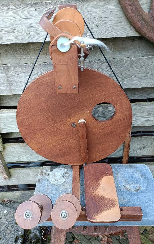 IN TOPCONDITIE Spinnewiel LOUET S10 met 3 klossen + twijnrek, Hobby en Vrije tijd, Spinnewielen en Spinnen, Gebruikt, Spinnewiel